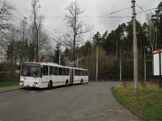Jediná trolejbusová tra� mimo území Èeských Budìjovic - toèna v Borku pro èást spojù linky 2. I nejstarší trolejbusy jsou díky generálním opravám a kvalitní údržbì ve velmi dobrém stavu.