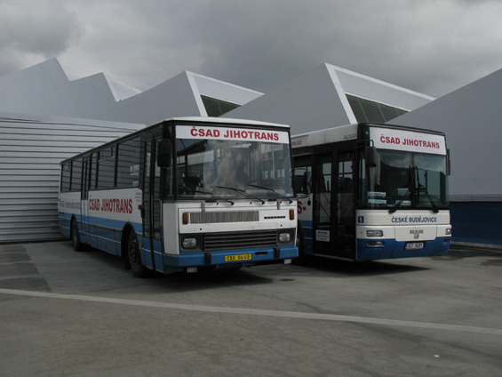 Zástupci starších autobusù regionálního dopravce na autobusovém nádraží. Integrovaná doprava je i v roce 2012 pro Jihoèeský kraj pojmem neznámým (lokální pokusy do Hluboké nad Vltavou a kolem Tábora nepoèítaje).