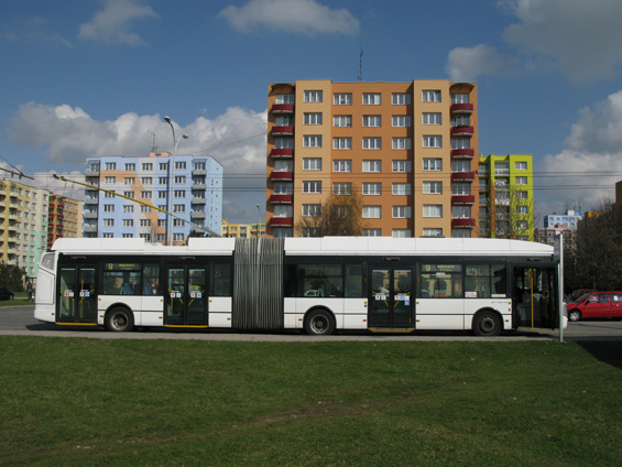 Trolejbus Škoda 25Tr Irisbus v plné kráse na koneèné Vltava. 9 nejnovìjších vozù z celkové ètrnáctivozové dodávky bylo dodáno v roce 2011, zbylých 5 vozù v letošním roce, ty ještì èekají na zprovoznìní. Nejvìtší obnovu trolejbusového parku v novodobé historii spolufinancovala EU.