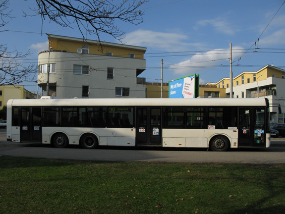Patnáctimetrový Solaris na koneèné Suché Vrbné hradí trolejbus 9, který musel být od dubna doèasnì zkrácen kvùli výstavbì železnièního koridoru. Linky 9 a 39 na sebe u nádraží ve vìtšinì pøípadù i pøes krátký interval navazují.