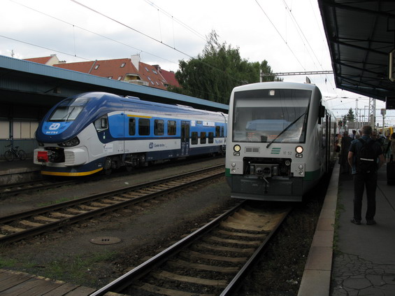 Cheb je významným železnièním uzlem a také pohranièní stanicí s Nìmeckem. I když jsou hlavní tratì elektrifikované, kvùli nedostatku vhodných vozidel tu na osobních vlacích novì jezdí motorové jednotky RegioShark od polské Pesy. Zajíždí sem také motorové vlaky spoleènosti Vogtlandbahn z Nìmecka.