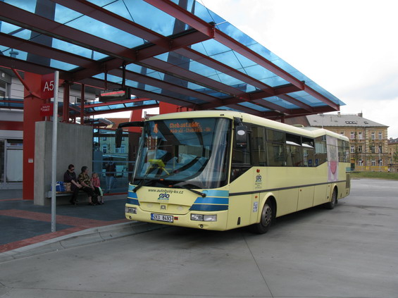 Autobusy chebské MHD jsou natøeny tímto žlutým mìstským nátìrem s výrazným znakem mìsta. Pro celkem 8 linek je k dispozici 14 autobusù dopravce Autobusy Karlovy Vary.