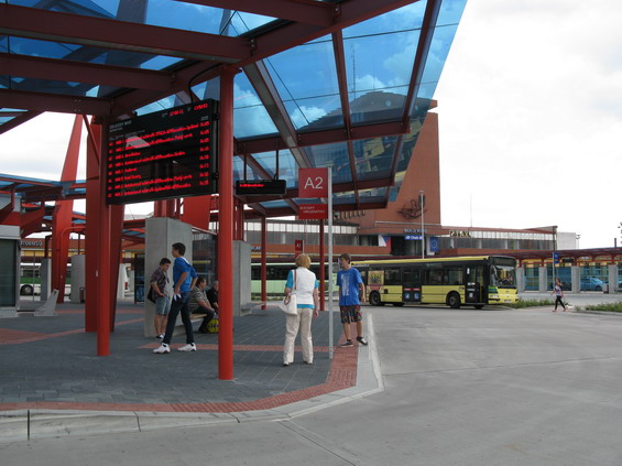 Na autobusovém nádraží najdete elektronické informaèní panely u každého nástupištì i velkoplošný panel se souhrnnými odjezdy.