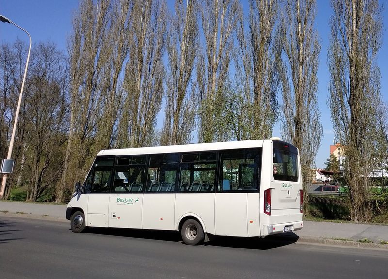 Z MHD v Jablonci nad Nisou pøišel v únoru 2021 také tento minibus Iveco Feniksbus z roku 2017, který je využíván pro doplòkové místní linky. Zde odpoèívá na ulici mezi vlakovým a autobusovým nádražím. Pokud se chcete dostat z vlaku na regionální autobus, je nutné obejít dlouhý plot chránící rozlehlé autobusové nádraží právì ze strany od vlaku.