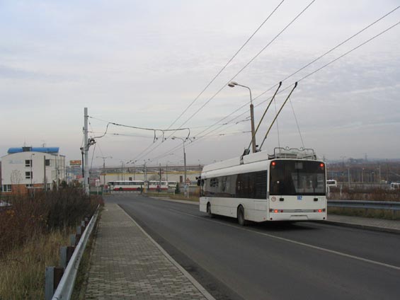 Vozovna umístìná za rychlostní komunikací na Most.