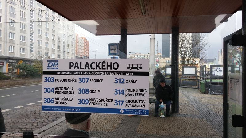 Na centrální zastávce Palackého mají autobusy i trolejbusy svoje samostatné nástupištì. Po zapojení MHD do DÚK byly všechny linky pøeèíslovány, a to pouhým pøiètením 300. Lidé se tak nemuseli znova uèit linkové vedení – poslední velká reorganizace probìhla v roce 2013.