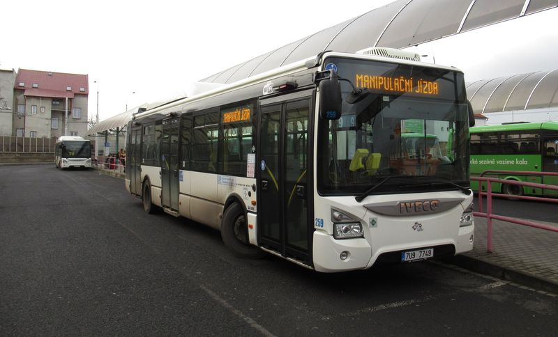Jeden ze ètyø plynových Urbanwayù o standardní délce 12 m z nejnovìjší dodávky autobusù v roce 2015 odpoèívá na autobusovém nádraží.