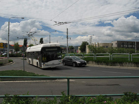 Zástupce pìtikusové série trolejbusù Solaris z roku 2006 na kruhové køižovatce u autobusového nádraží. Krátké trolejbusy jezdí ve smíšeném provozu s kloubovými.