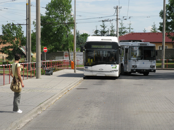 Jirkovské autobusové nádraží, kde jsou ukonèeny trolejbusové linky 33 a 34. Paradoxnì nejfrekventovanìjší linkou mezi Chomutovem a Jirkovem je autobusová linka 1, která má ve všední dny pùlhodinové intervaly.