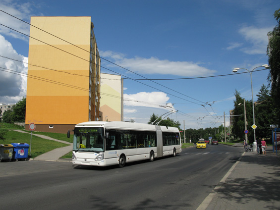 Linky èíslené øady 20 jsou ukonèeny na sídlišti Píseèná a nejedou do Jirkova. Tento trolejbus Škoda 25Tr z roku 2009 je nejnovìjším pøírùstkem kloubových trolejbusù v Chomutovì.