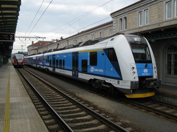 Na páteøní vlakové lince Dìèín - Ústí nad Labem - Teplice - Most - Chomutov se již mùžete svézt tìmito tøídílnými nízkopodlažními RegioPantery.
