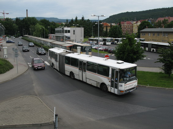 Jedna z nejstarších provozních kloubových Karos (z roku 1997) vyjíždí z autobusového nádraží smìrem do centra. Zde jsou kromì pøímìstských linek ukonèeny také nìkteré mìstské autobusy. Pìšky je to k nádraží vlakovému asi 5 minut, do centra Dìèína na druhém bøehu Labe se autobusem dostanete za 5-7 minut.