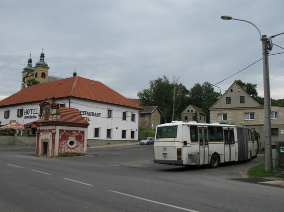 Autobus linky 9 se otáèí kolem kaplièky na malebné koneèné v centru obce Neboèady, která již nepatøí pod Dìèín.
