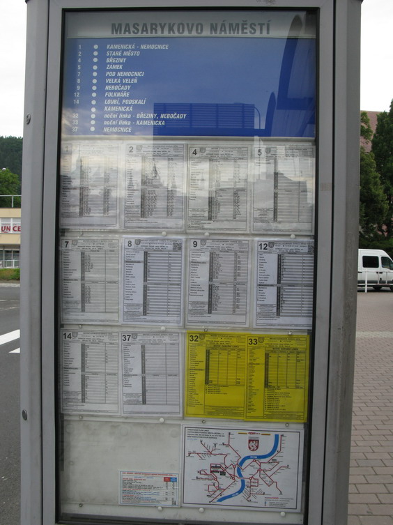 Typický zastávkový oznaèník v centru mìsta - Masarykovo námìstí. Z jízdních øádù je patrné, že nejkratší intervaly mají linky 1, 2, 4, 7 a 9. Žlutì podbarvené linky 32 a 33 jsou noèní.