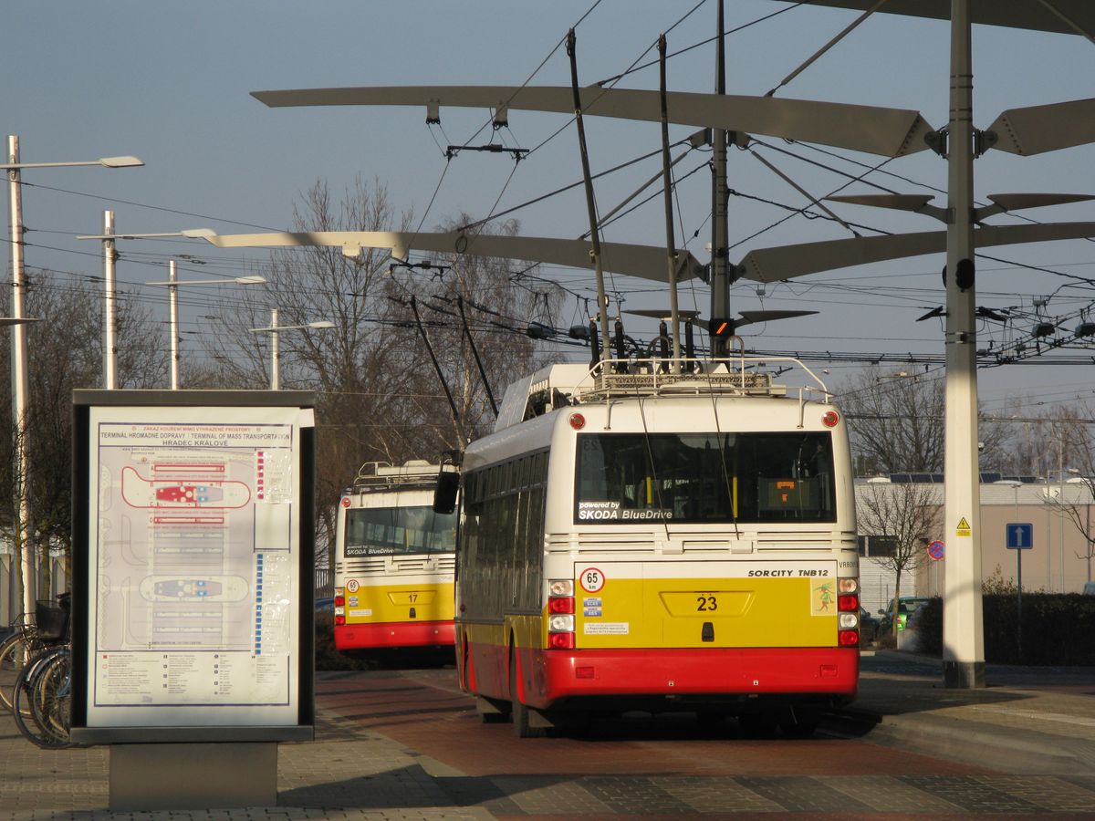 Poslední dvanáctikusová dodávka standardních trolejbusù Škoda 30Tr s karoserií SOR z roku 2012 obsahovala také dva vozy s pomocným dieselagregátem, díky nìmuž mohou jezdit na prodloužených spojích  linky 1 do Klukù. Tyto vozy mají èísla 17 a 18.