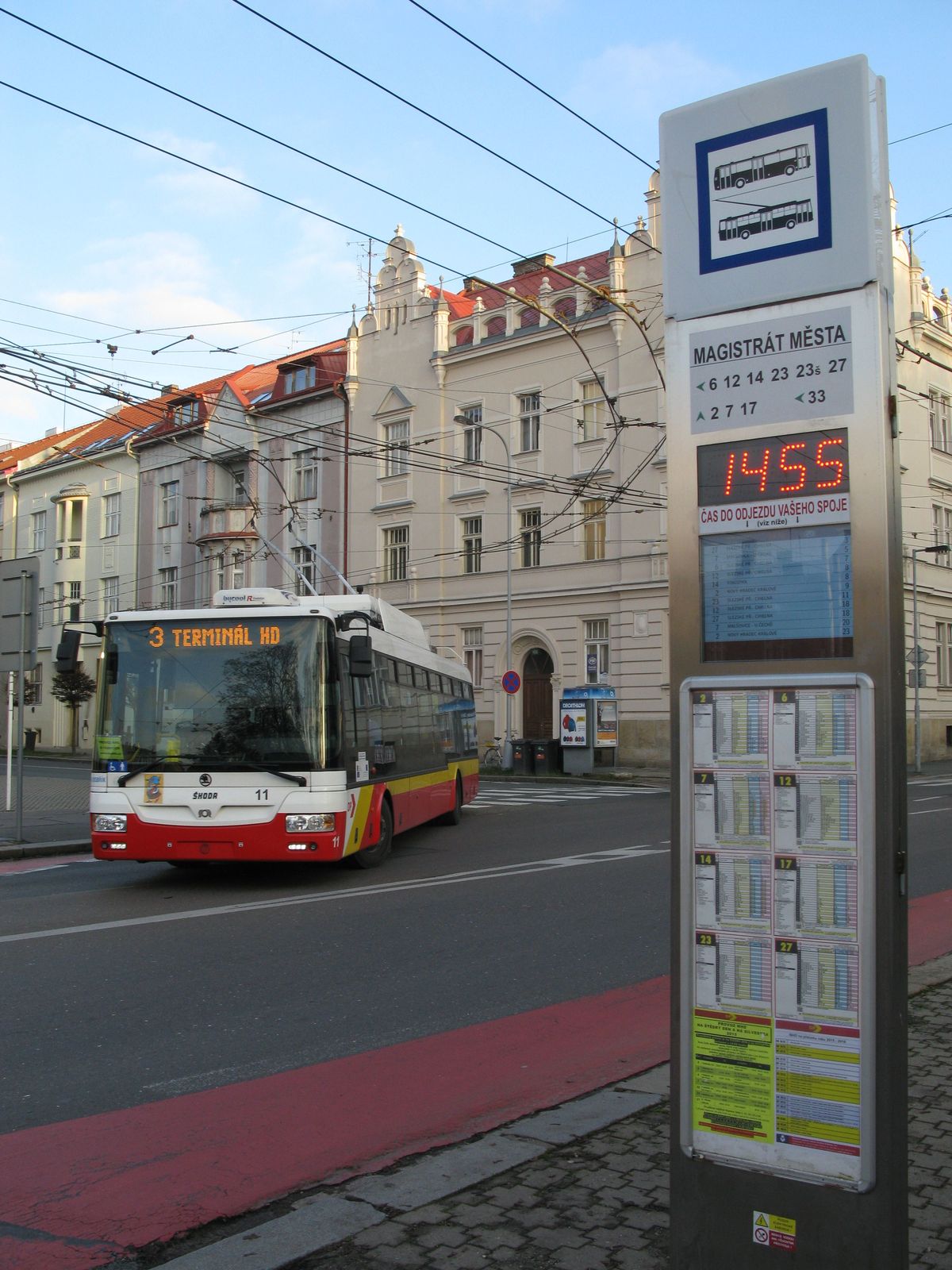 První hradecký trolejbus s karoserií SOR z roku 2010 odboèuje poblíž zastávky Magistrát mìsta, kde se nachází elektronický oznaèník s aktuálními odjezdy nejbližších spojù i velkými digitálními hodinami. Tudy objíždí historické jádro Hradce vìtšina i autobusových trolejbusových linek.