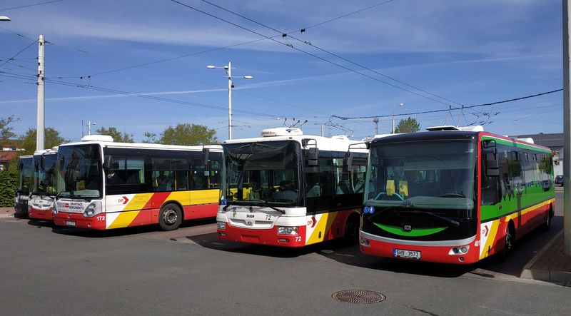 Ve spoleènosti odpoèívajících trolejbusù a autobusù v terminálu HD stojí také nejstarší hradecký elektrobus, 9,5 metrù dlouhý SOR z roku 2013. Ve stejném roce byl poøízen také dvanáctimetrový elektrobus Perun a o rok pozdìji 11metrový SOR EBN. Hradec má aktuálnì již 23 elektrobusù.