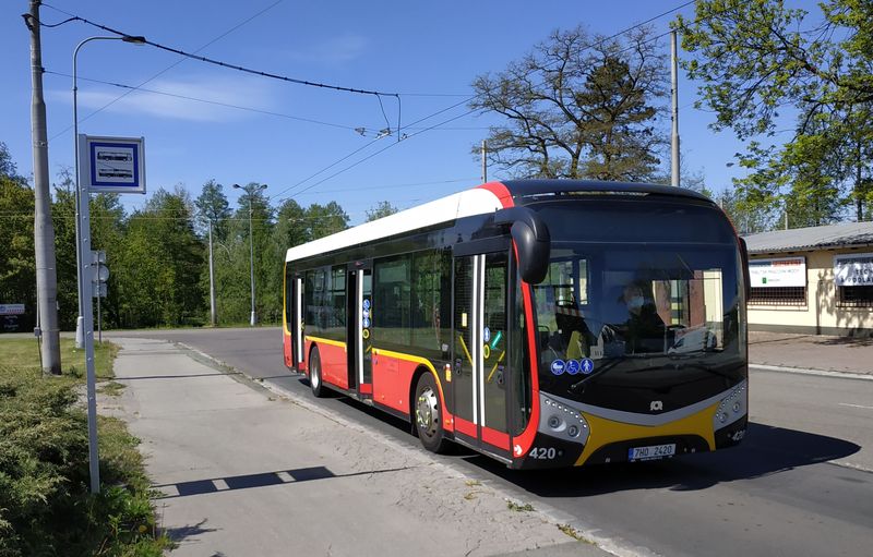Trolejbusovo-elektrobusovo-autobusová koneèná Slezské Pøedmìstí – Cihelna s elektrobusem na lince 14. Nové elektrobusy jsou prostorné a pohodlné, ale vyznaèují se pøekvapivì nízkou tuhostí karoserie.