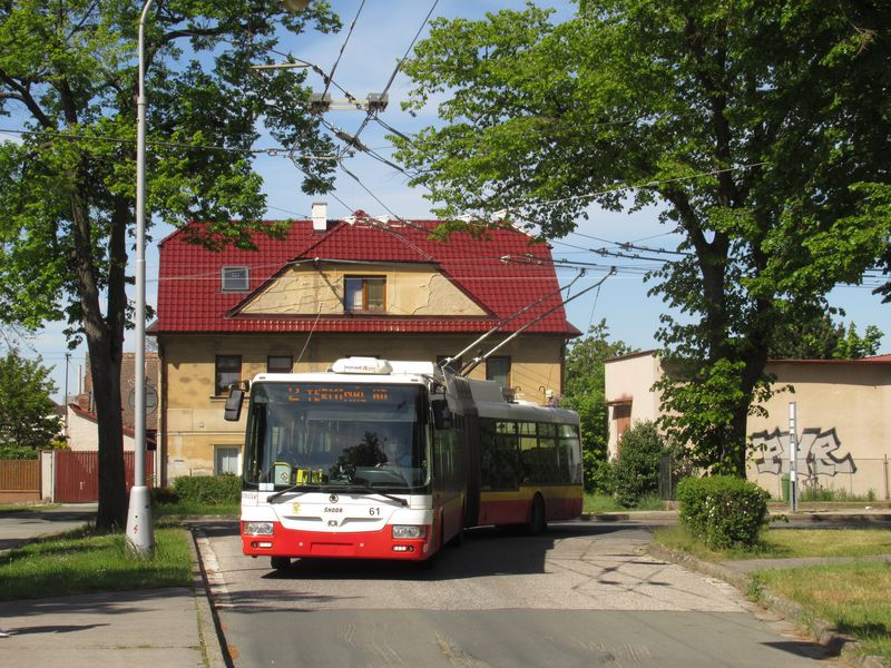 Kloubová linka 2 na koneèné v novém Hradci Králové. Vybrané spoje linky 1 pokraèují dál do Klukù a jezdí na nich trolejbusy standardní délky s pomocným dieselagregátem nebo nové vozy s bateriemi.