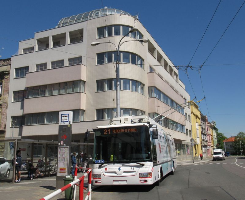 Další linkou od února 2019, provozovanou bateriovými trolejbusy, je polookružní linka 21, která zajíždí do místní èásti Plachta na jihu Hradce, kde se na jednu zastávku odpojuje od trolejí. Její interval je ve špièkách cca 20 minut a poèítá s provozem maximálnì dvou bateriových trolejbusù.