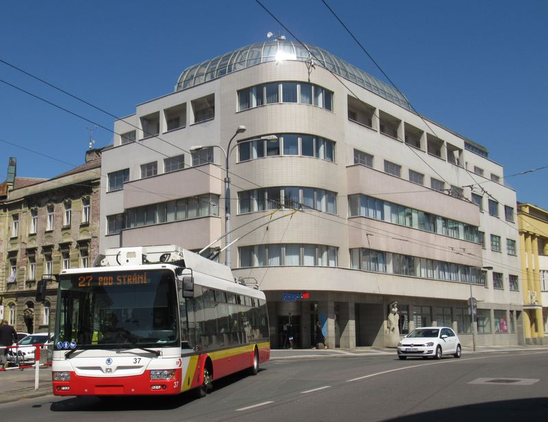 Z pùvodnì autobusové linky 27 se stala v roce 2019 trolejbusová poté, co bylo poøízeno v roce 2018 deset bateriových trolejbusù, které pøekonávají chybìjící krátký úsek bez trolejového vedení na sídlišti na jihu Hradce.