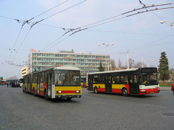 Na linkách 1 a 2 jsou provozovány kloubové trolejbusy typu 15Tr.