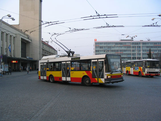 Jediný hradecký trolejbus (è. 50) s pomocným naftovým agregátem pro obsluhu nezatrolejovaného úseku linky 1 Nový Hradec - Kluky.