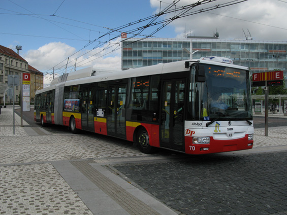 Letos došlo k výrazné obnovì vozového parku trolejbusù. Staré kloubové škodovky 15Tr nahradilo 11 nízkopodlažních trolejbusù Škoda 31Tr. Každý z nich má své pohádkové jméno.