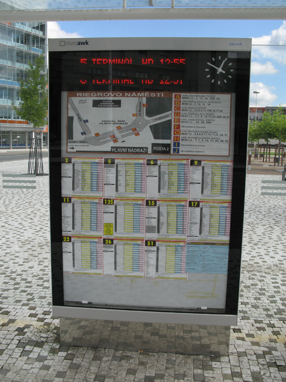 Informaèní panel v pøednádražním prostoru Hlavního nádraží. U každé zastávky najdete také odjezdy v reálném èase.