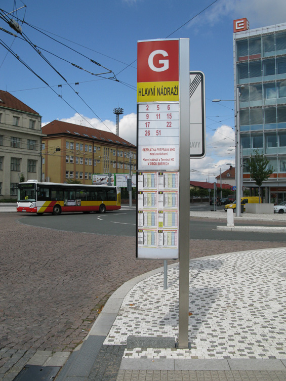 Decentní, ale pøesto výrazný zastávkový oznaèník u Hlavního nádraží. Mezi vlakovým a autobusovým nádražím lze cestovat se všemi linkami MHD zdarma.
