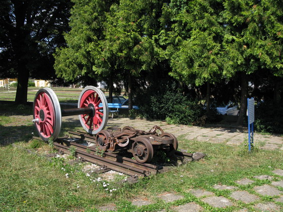 Železnièní památník pøed budovou nádraží pøipomíná existenci dvou železnièních rozchodù v tomto jihoèeském mìstì.
