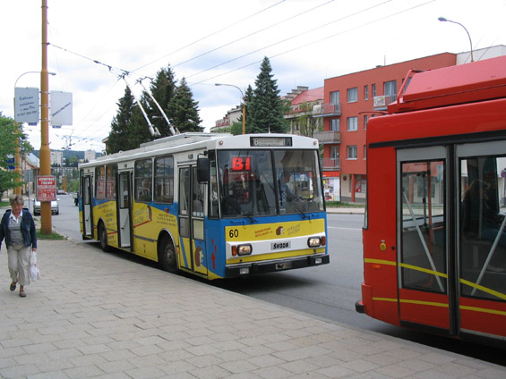 Trolejbus v zastávce U Tesly s reklamním nátìrem na jihlavský DP.
