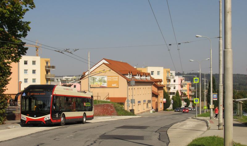 Tradièní koneènou linky C je Horní Kosov na západì Jihlavy. Kvùli nedávnému prodloužení poloviny spojù ke Kauflandu na opaèném konci trasy jsou na linku C nasazovány nové bateriové trolejbusy.