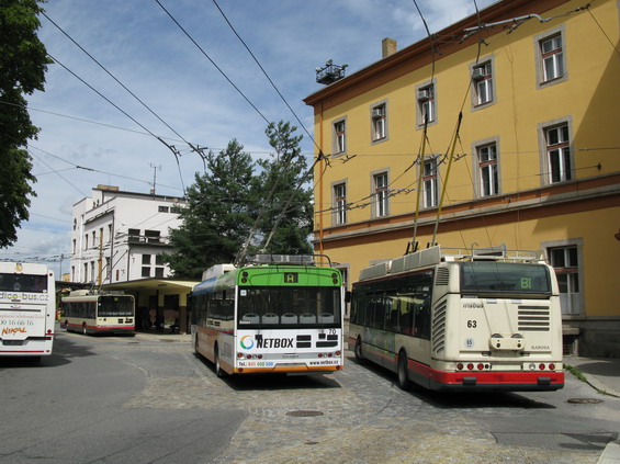 U Hlavního nádraží konèí linky A, B a BI. Linka B a BI jsou polookružní protismìrné linky, které obsluhují všechny dùležité zastávky ve mìstì.