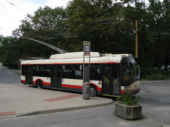 Jeden z trolejbusù Škoda 26Tr s karoserií Solaris u Hlavního nádraží. Nejvíc jich bylo dodáno v roce 2010 - 10 kusù a tvoøí pøevážnou vìtšinu vozového parku. Díky tomu mohla být vyøazena již vìtšina nízkopodlažních trolejbusù Škoda 21Tr. Èást z nich pak putovala tøeba do Brna.