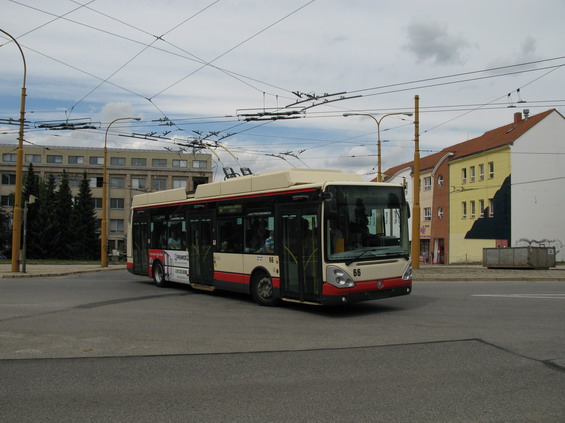 Trolejbus Škoada 24Tr Citelis projíždí køižovatkou poblíž zastávky Dùm kultury. Zde se potkávají všechny jihlavské trolejbusové linky.