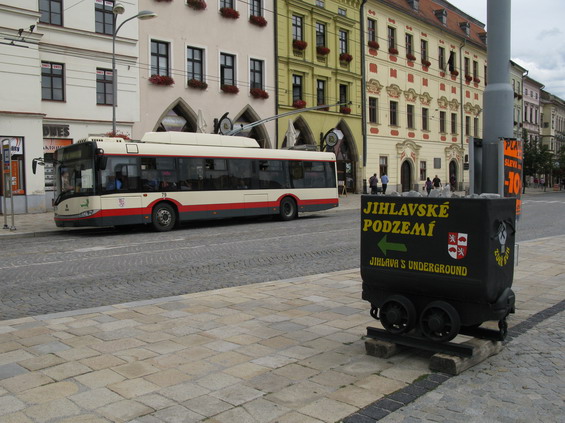 Reklama na jihlavské hornické podzemí v horní èásti Masarykova námìstí i s jedním z nejnovìjších trolejbusù.