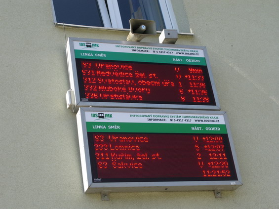 Ani v Tišnovì nechybí on-line informaèní panely s aktuálními odjezdy vlakù i autobusù.