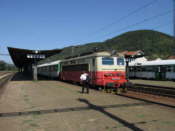 Typická vlaková jednotka na lince S3 složená z elektrické lokomotivy a pøípojných vozù s širokými dveømi, ale klasicky vysokou nástupní plošinou.