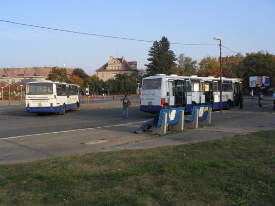 Modrobílá MHD zajíždí také na autobusové nádraží.