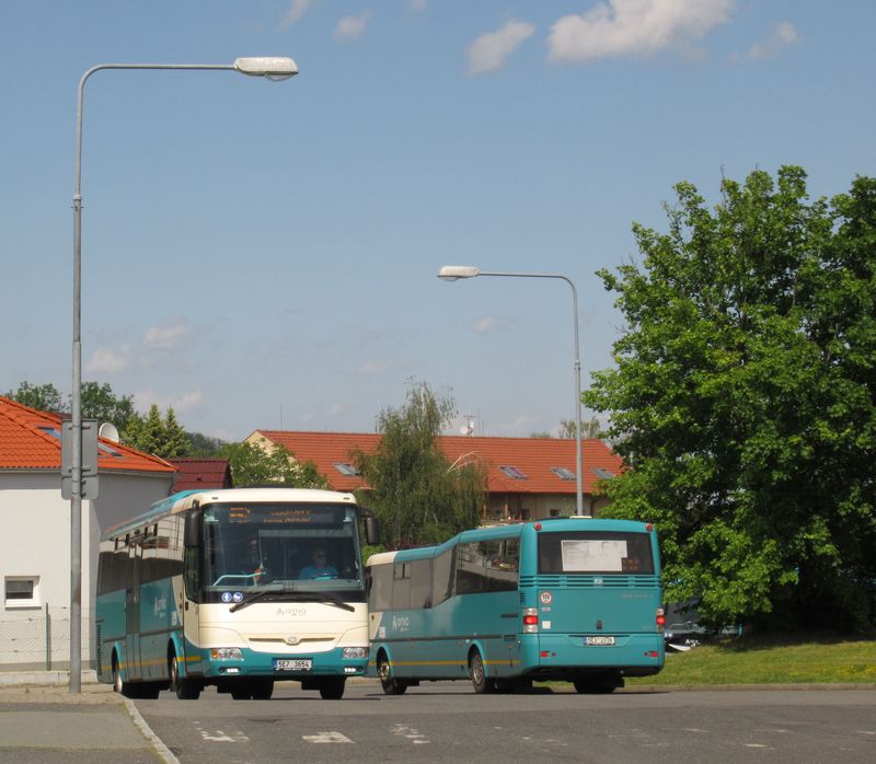 Pùvodní místní SOR z roku 207 se potkává s pøistìhovalcem ze sousední poboèky Arrivy v Hradci Králové – na sklonku roku 2019 bylo do èáslavské provozovny pøevedeno vìtší množství vozù z Východních Èech i Moravy.