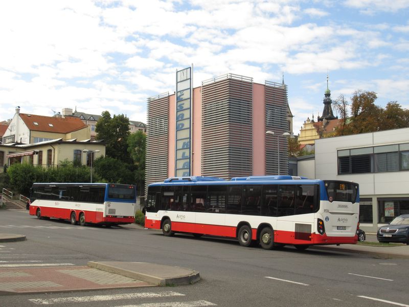 Velkokapacitní patnáctimetrové autobusy na autobusovém nádraží. Kladenské ÈSAD je nasazuje pøedevším na linky smìrem na Nové Strašecí a Stochov. Pùvodní 4 ojetiny z Moravy byly v roce 2019 doplnìny 9 novými vozy Scania.