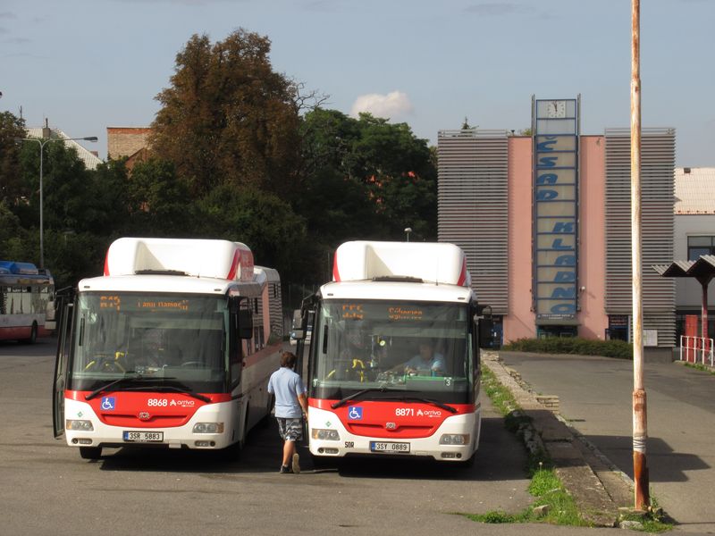 Plynové SORky odpoèívají na kladenském autobusovém nádraží. Flotila standardních vozù byla v posledních dvou letech ale obnovována již autobusy Iveco. Po linkách SID už na Kladensku nezùstalo nic – všechny linky jsou již zapojeny do Pražské integrované dopravy.