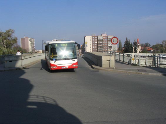 Na starý most pøes Labe smí z tìžkých vozidel vjet jen autobusy linek 3 a 5.