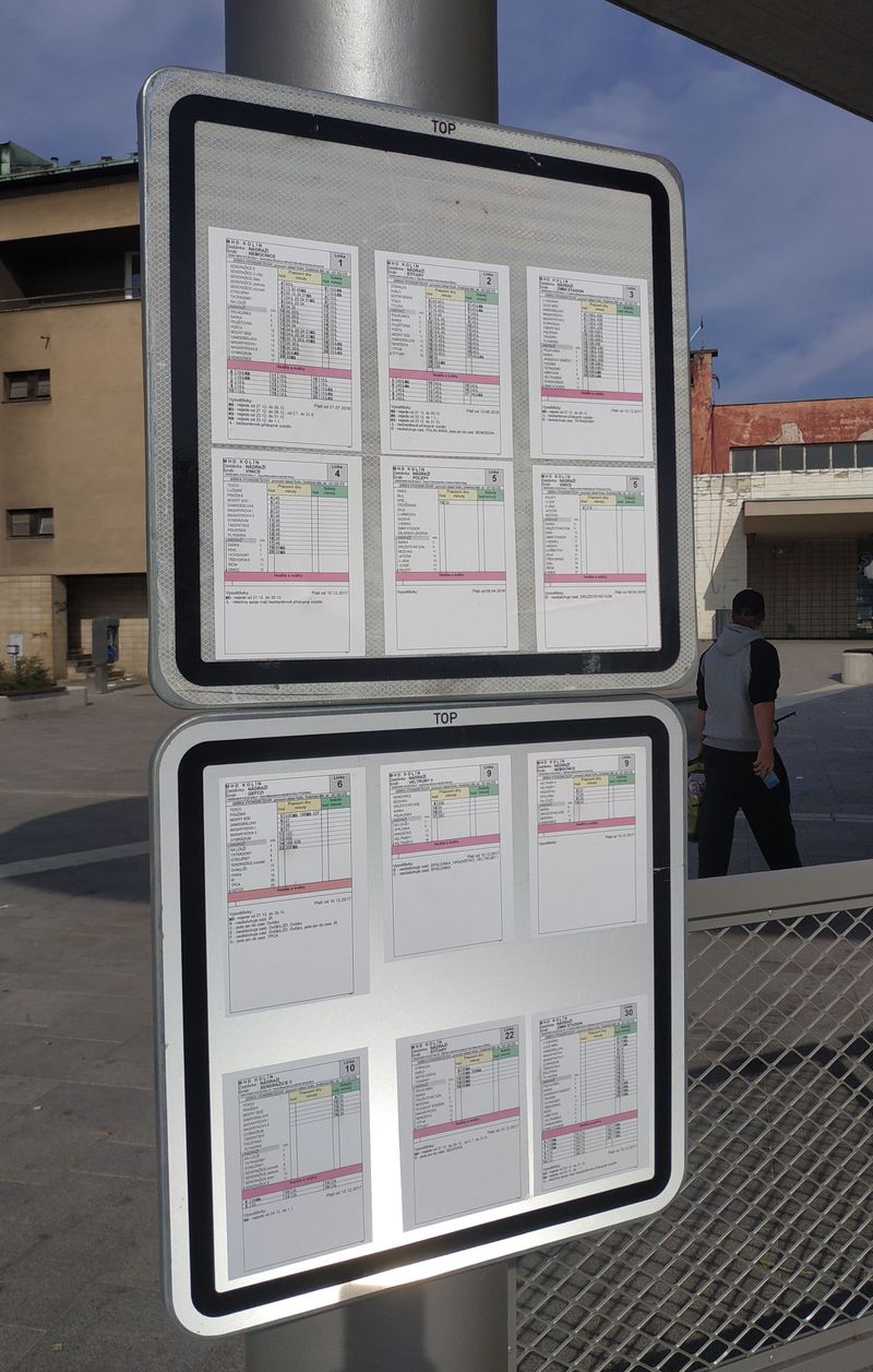Podoba výlepu zastávkových jízdních øádù MHD na reflexní dopravní znaèku snad není finálním zpùsobem, jak na novém autobusovém nádraží zveøejòovat papírové informace. Pøes nádraží projíždí naprostá vìtšina linek MHD vèetnì páteøních linek 1, 2 a 3.