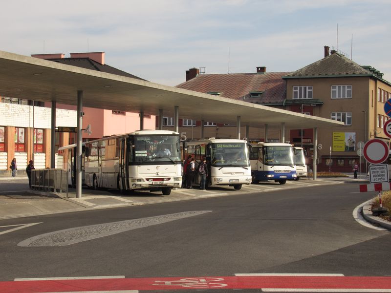 Zadní odjezdová stání pod hlavním zastøešením kolínského terminálu patøí regionálním spojùm, které tu vìtšinou zajiš�uje dopravce OAD Kolín. I sem už sahá také nìkolik autobusových spojù Pražské integrované dopravy ve smìru od Kouøimi.
