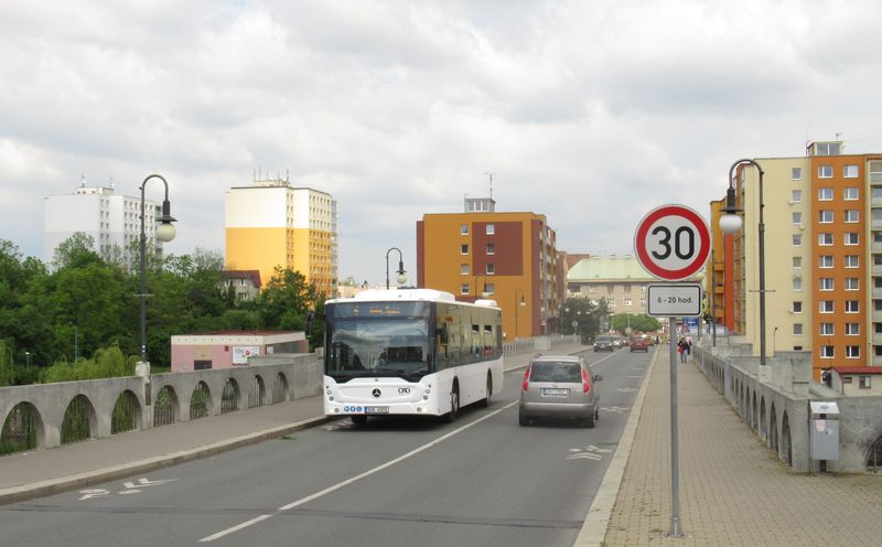 Po starém Masarykovì mostì pøes Labe jsou vedeny linky MHD è. 3-5 v pracovní dny a 10 a 30 o víkendech do ètvrti Zálabí. Most smìøuje pøímo do historického centra Kolína.