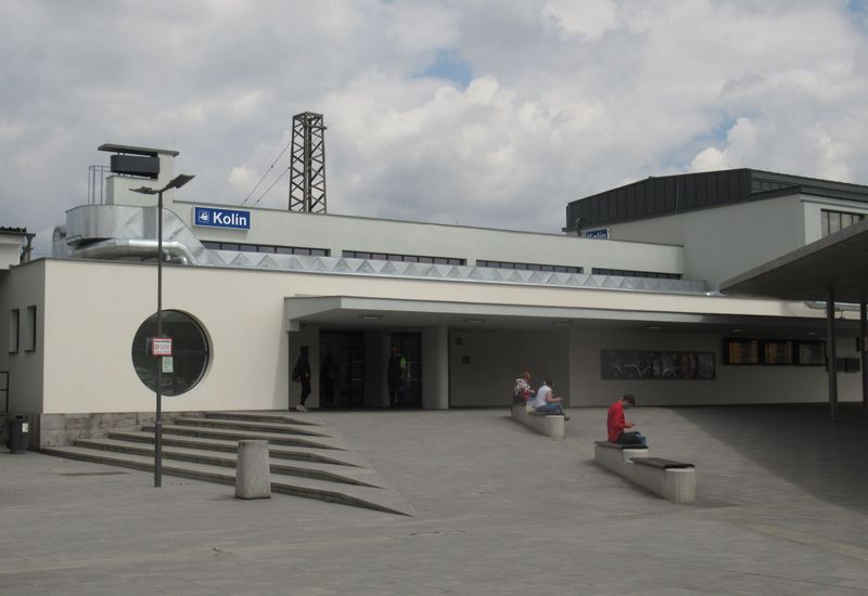 Po celkové rekonstrukci pøednádražního prostoru v roce 2018 byla dokonèena na podzim 2019 také rekonstrukce odbavovací haly vlakového nádraží. Zejména zevnitø budova výraznì prokoukla.