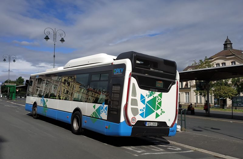 Karlovarský DP prùbìžnì pokraèuje v obnovì vozového parku autobusy Iveco. Tento standardní Urbanway je ze sedmikusové dodávky v roce 2019. Tento velký nákup doplnil ještì jeden vùz stejného typu v roce 2020.