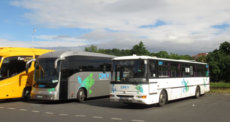 Jedna z posledních linkových Karos ve službách DPKV na odstavené ploše vedle autobusového nádraží. Místní dopravní podnik disponuje také nìkolika zájezdovými autokary. Karlovarský DP provozuje také MHD v sousedním Ostrovì nad Ohøí.